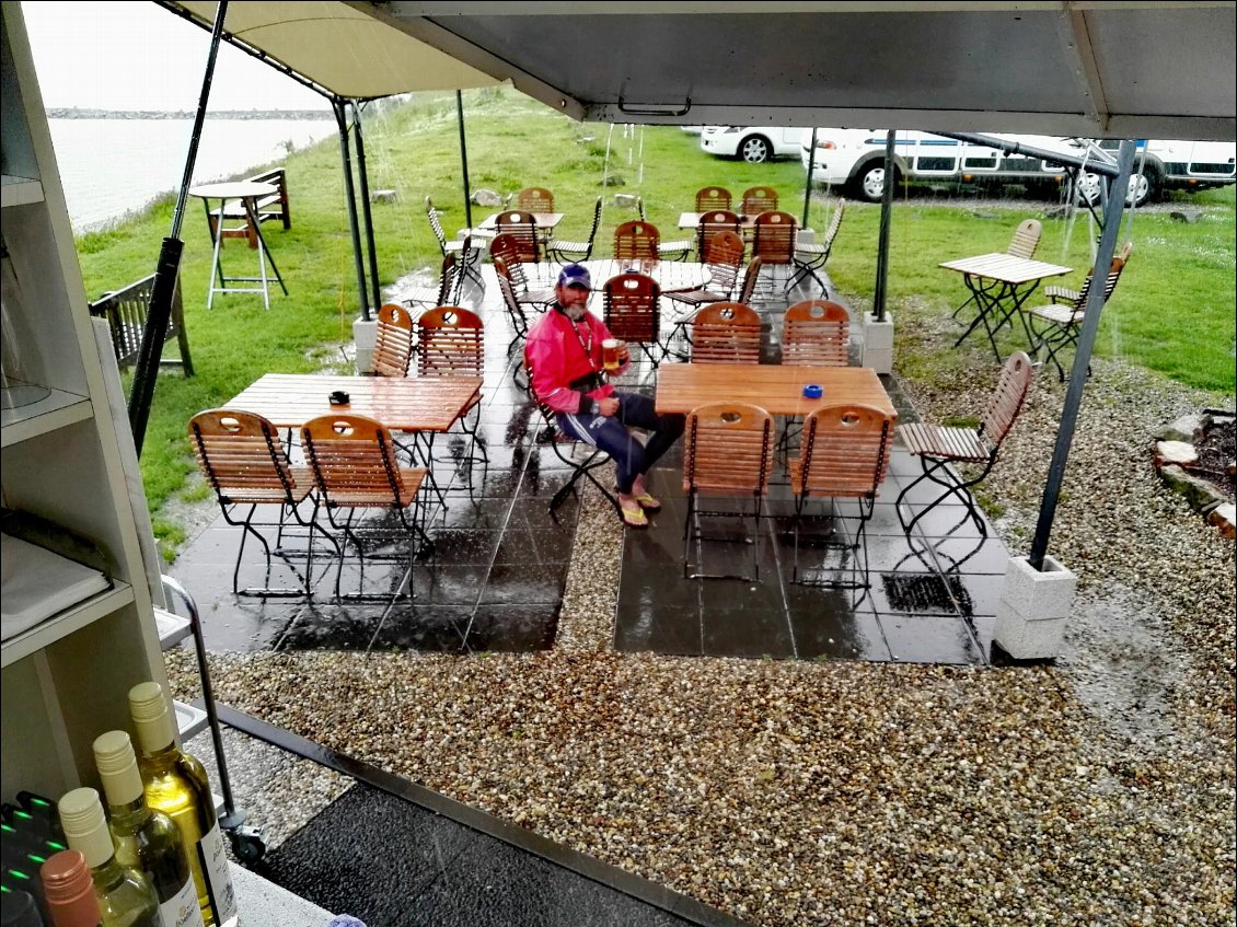 Oberwesel (DE). Campingplatz Schönburgblick. Bière sus des trombes d'eau. C'est un vrai déluge. Mais j'avais très soif !