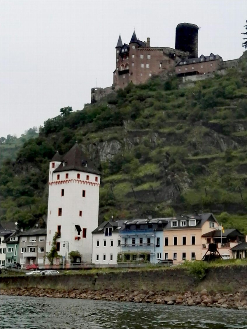 Sankt Goarshausen (DE).Château du Katz