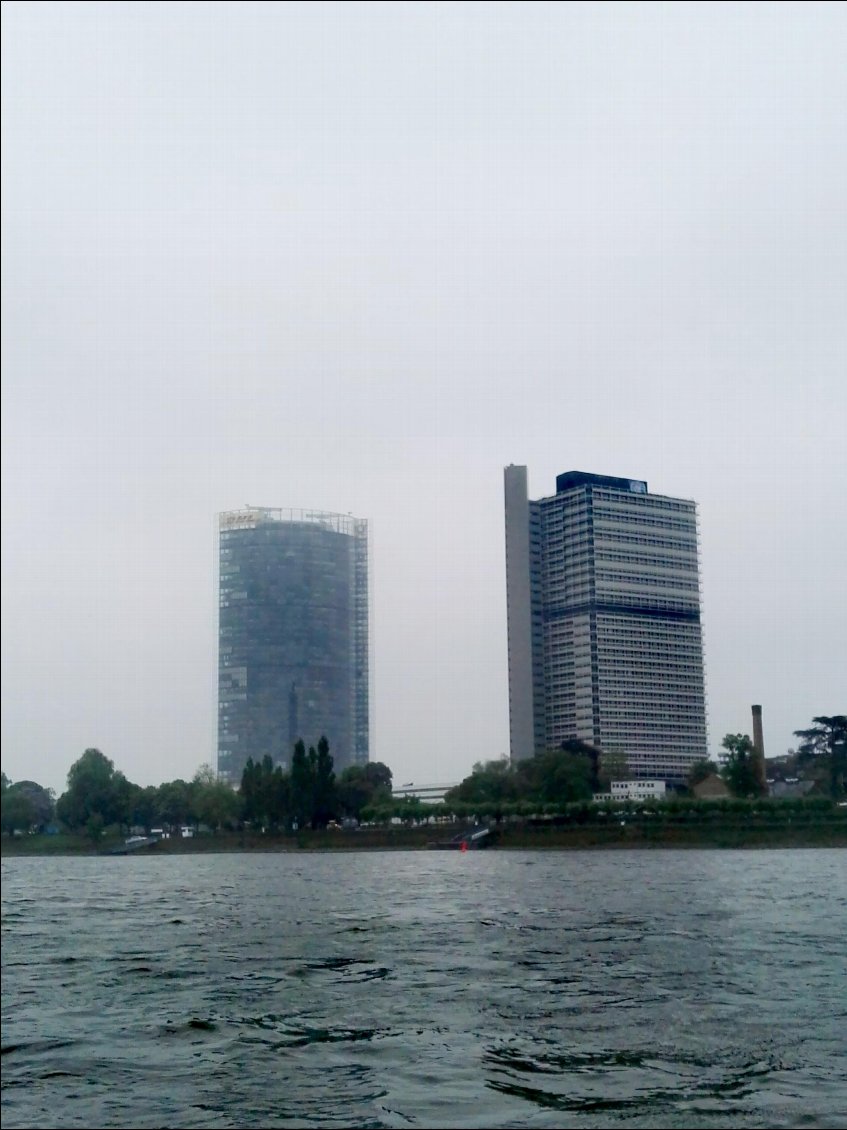 Bonn (DE). Post Tower (à gauche)