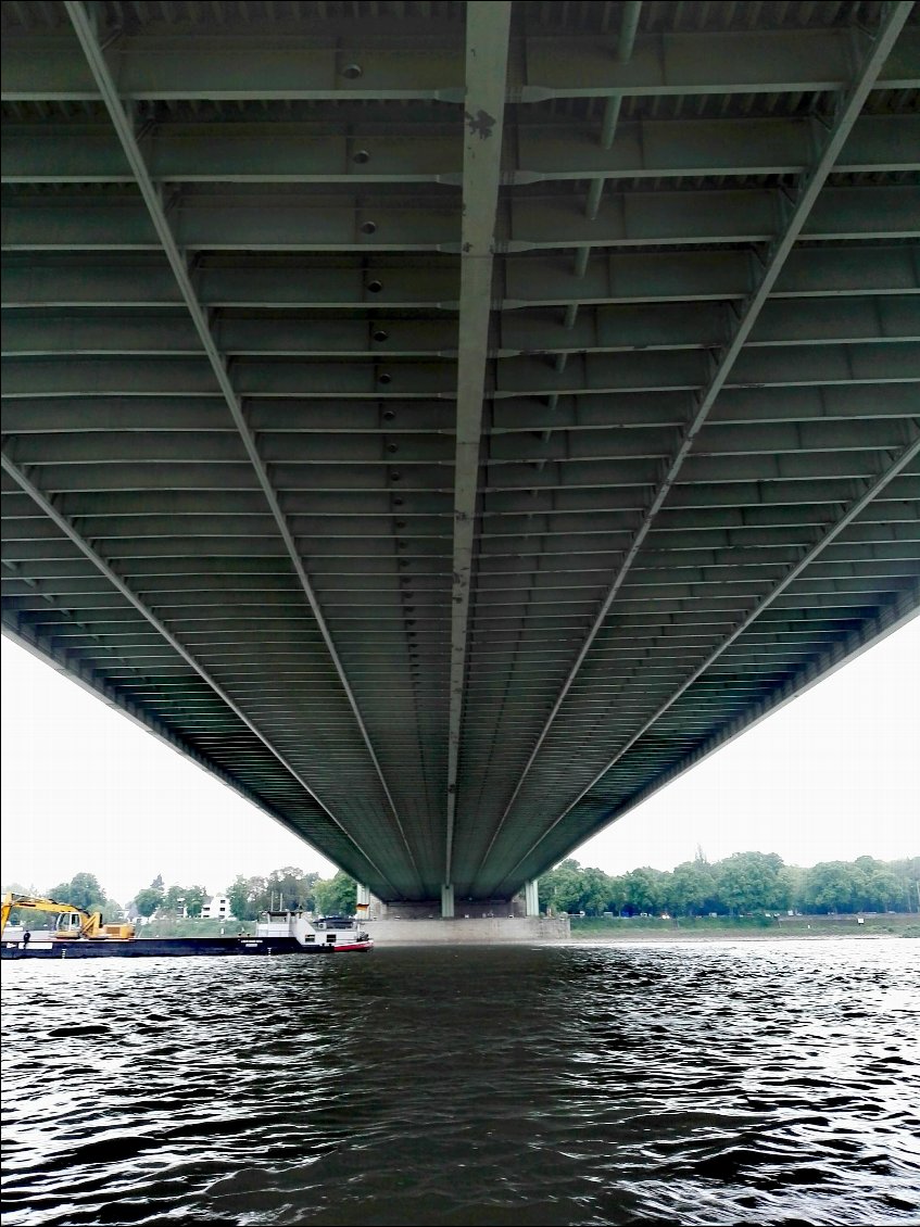 Cologne (DE). Pont de Rodenkirchen. Voir sous les jupes ...