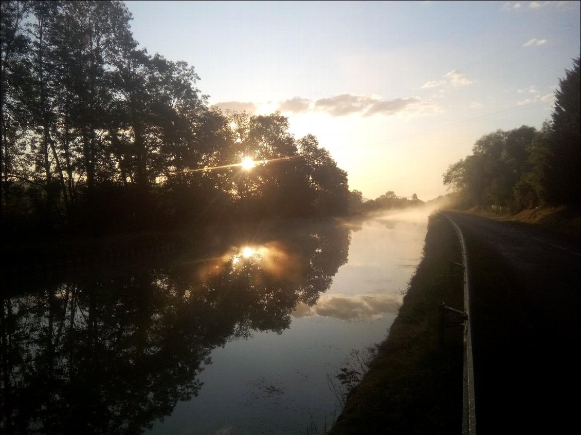 Le canal de Bourgogne embrumé aux aurores.