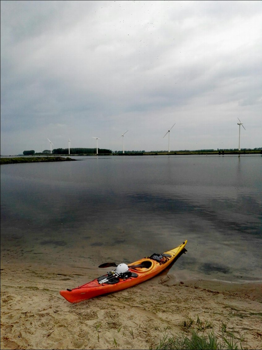 Haringvliet (NL). Départ pour la dernière journée de navigation. Le ciel s'est couvert.