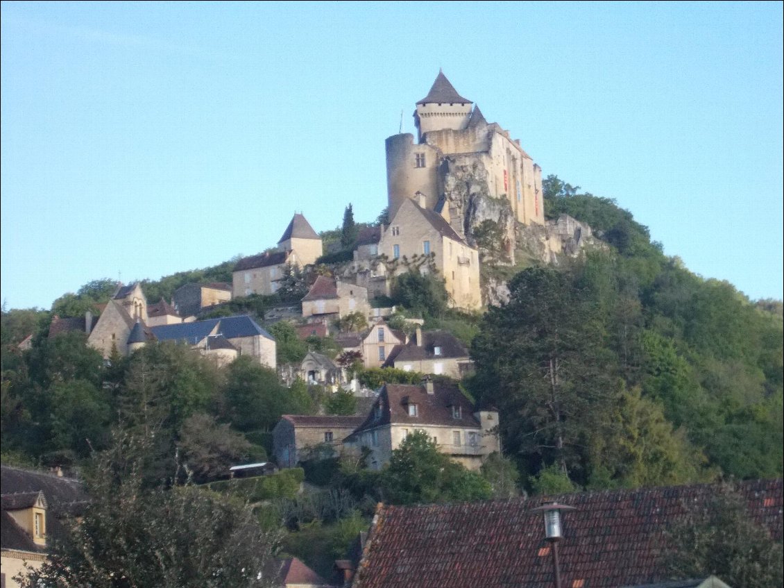 Le château de Castelnaud au petit matin.