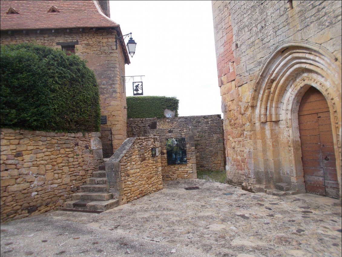 Derrière l'église...