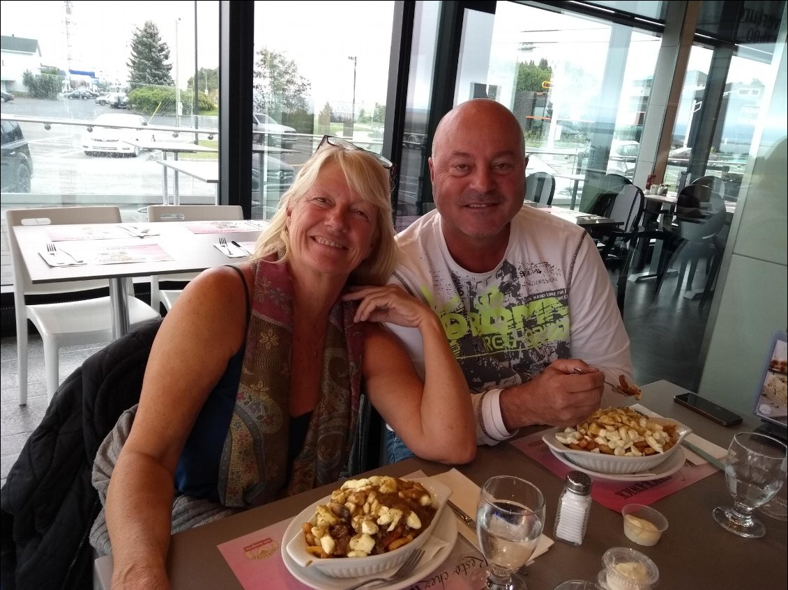 Pause Poutine a la fromagerie des Basques a
coté de 3 pistoles avec Danielle et Martin