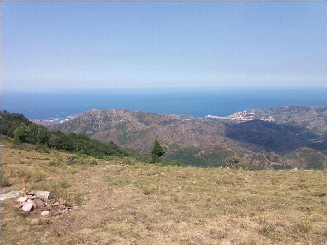 J1. Vue sur la côte avec Banyuls à droite et Port-Vendres à gauche.