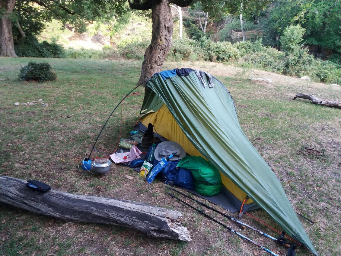 J1. Après tout de même une mise en jambe d’un bon 1000 m de dénivelée positive, j’installe mon premier bivouac en contrebas de l’abri des Couloumates à proximité d’un ruisseau. Les gestes pour monter la tente ont été hésitants et se sont opérés sous le regard amusé de Banyulencs.