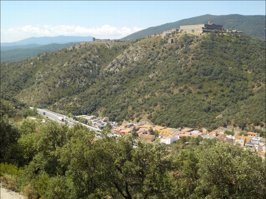 J3. Le Perthus est à cheval sur la France et l’Espagne et il se situe sur le col du même nom. Le village est peu accueillant pour les randonneurs à moins d’être addict de cigarettes et d’alcool au point d’en remplir son sac à dos :-)