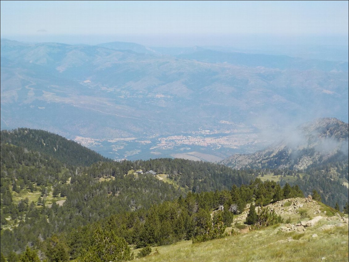 J7. En contrebas le refuge des Cortalets où j’ai dormi l’an passé. Dans ce secteur beaucoup de monde montent en 4x4 pour effectuer l’ascension final du pic du Canigou, d’où une forte fréquentation.