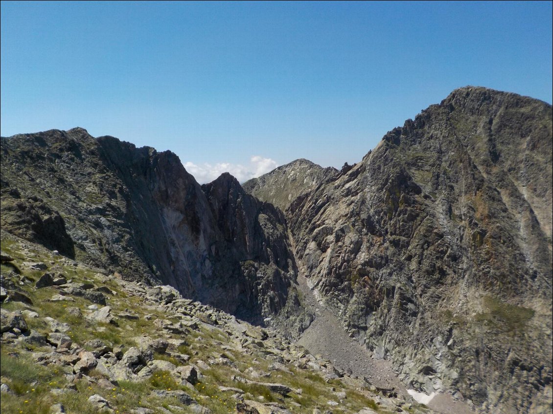 J7. Vue sur le pic du Canigou depuis la crête du Barbet. Malheureusement depuis la canicule de 2003 le glacier a totalement disparu… On ne le distingue pas sur la photo, mais le pic victime tant de sa renommée que de sa facilité d’accès, était littéralement envahi par les randonneurs.