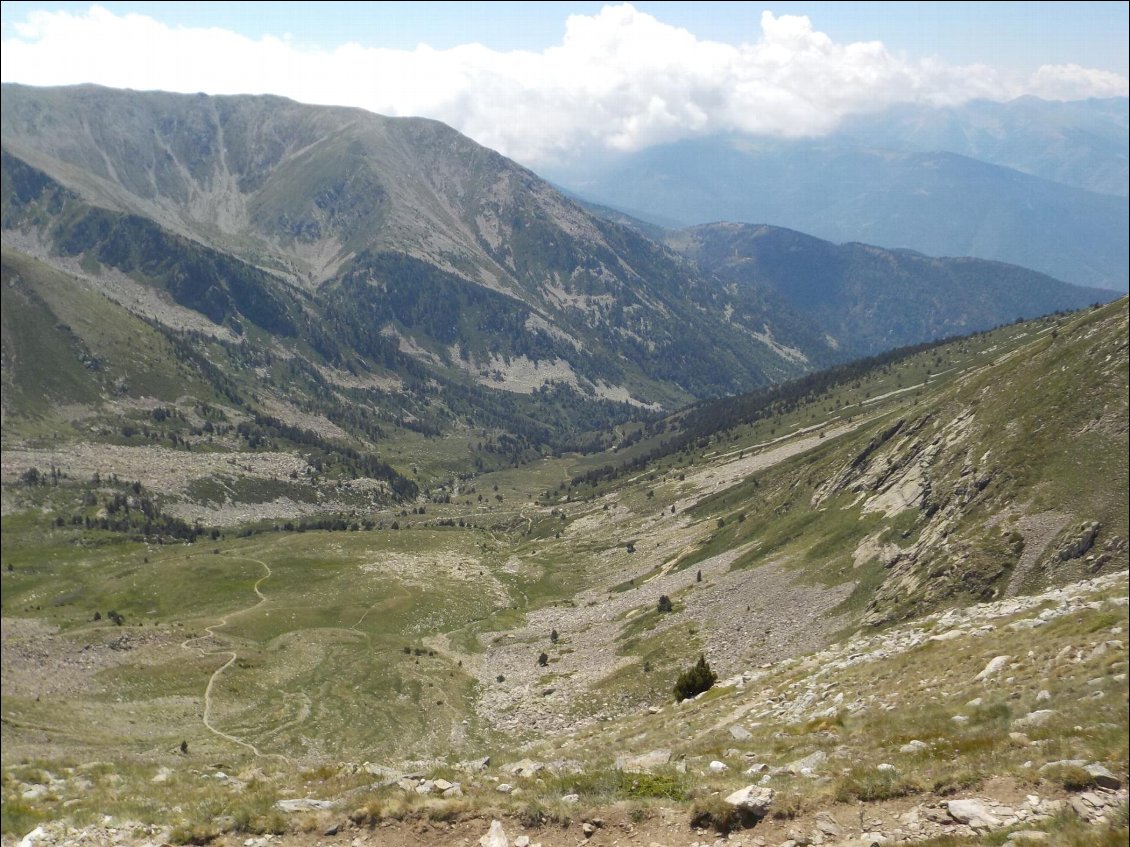 J7. Descente dans le vallon après avoir franchi le col Vallmanya.