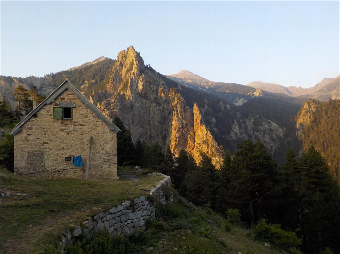 J7. Maison forestière de Mariailles où je dormis seul sous la charpente en compagnie, tout de même, de nombreuses araignées.