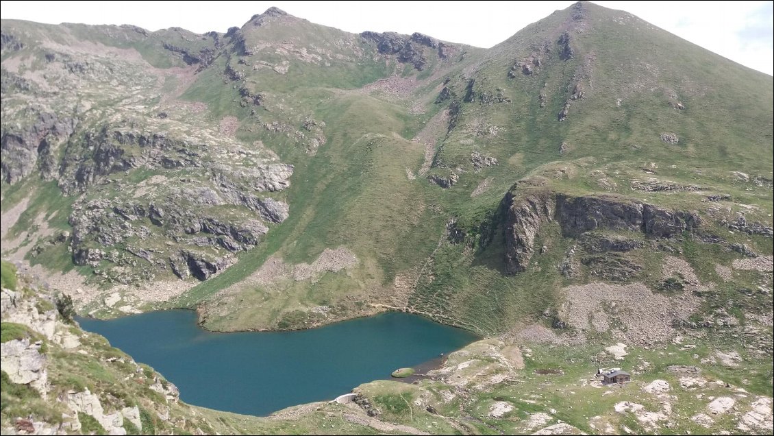 J14. En contrebas le lac Cabana Sorda avec son refuge (2295m). J’étais dans une de mes premières pentes raides. Il y en aura bien d’autres par la suite…