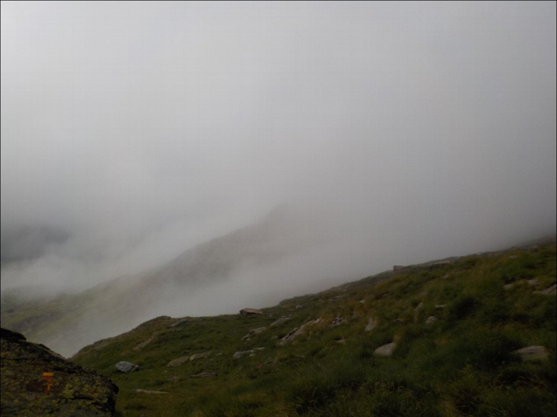 J15. La pluie s’est manifesté bien plus tôt que prévu et par intermittence. Les nuages descendaient toujours plus bas alors que dans le même temps je montais, et au moment de nous rencontrer le tonnerre gronda.