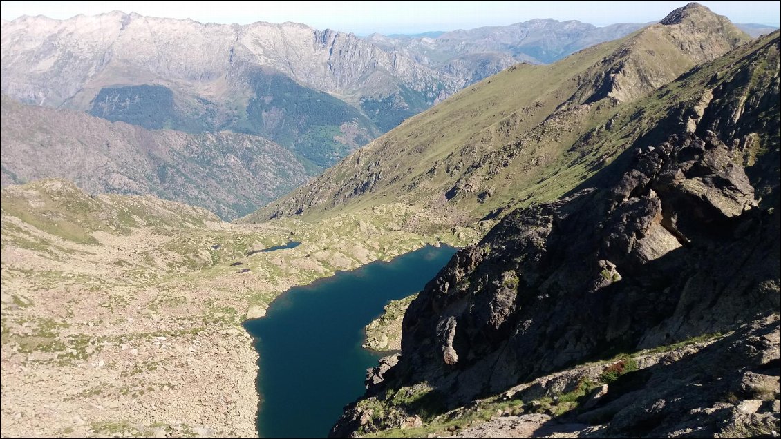 J17. Etang supérieur du Picot, vue depuis la crête NNE du Malcaras.