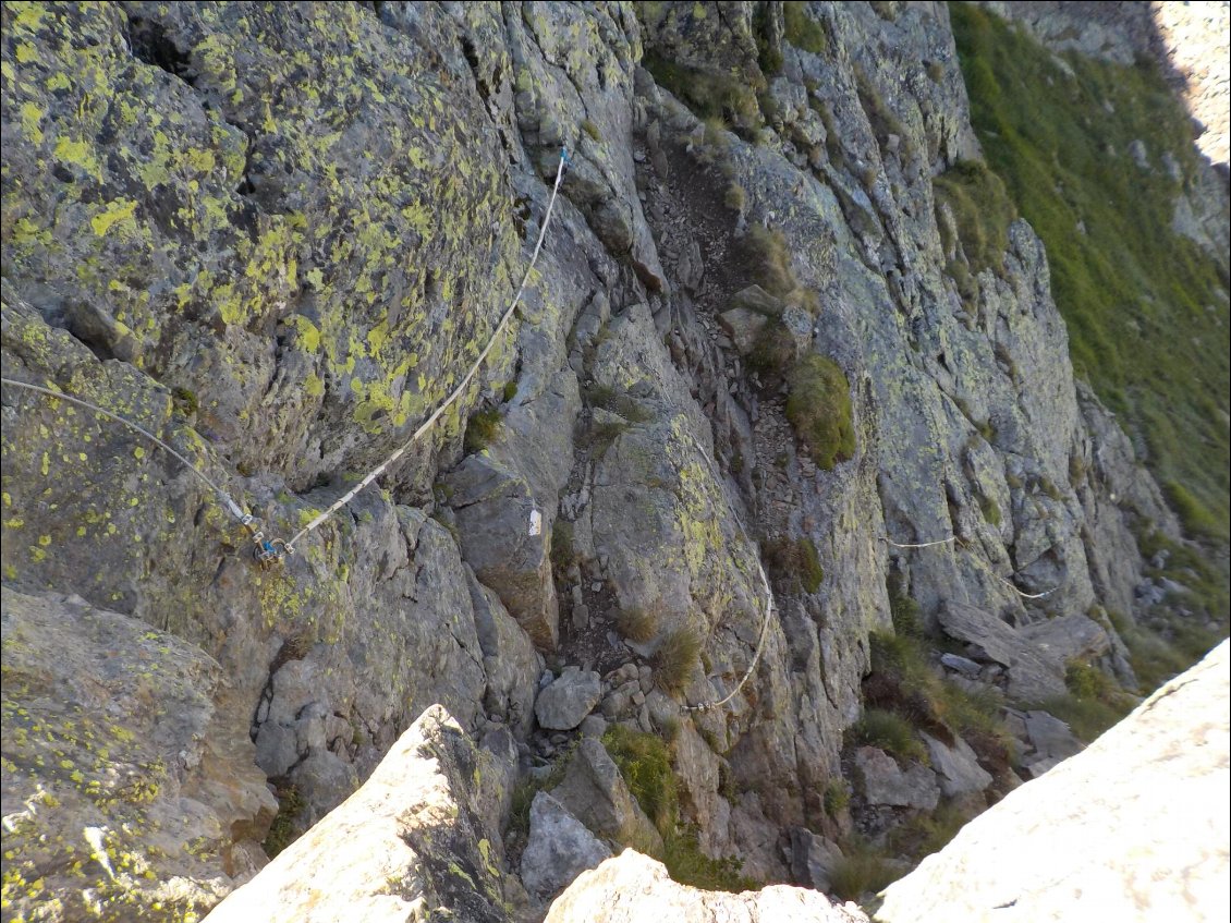 J17. Descente de la crête dans une sorte de fissure rocheuse. Il y avait plusieurs sections comme celle-ci à franchir. Mieux valait ne pas tomber car peu de randonneurs semblaient s’aventurer dans cette zone (aucun lorsque j’y étais). A la bifurcation après le refuge de Fourcat, sans équivoque le GR10 remportait la préférence des randonneurs.