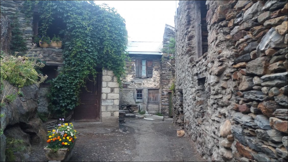 J17. Rue principale de Mounicou.