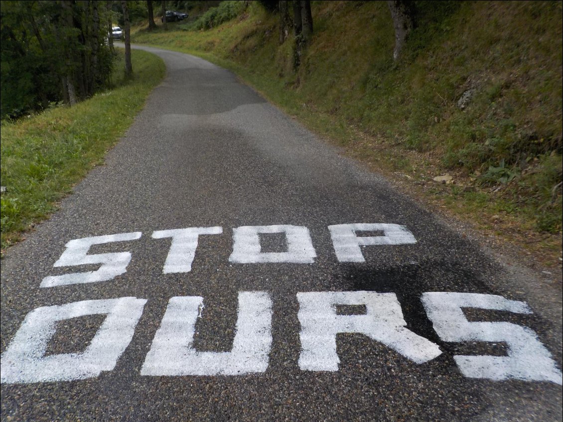J18. Inscription juste avant de quitter la route pour prendre un sentier. Ce n’est pas très engageant, surtout lorsque je songeais que j’allais dormir sous la tente avec mes provisions…