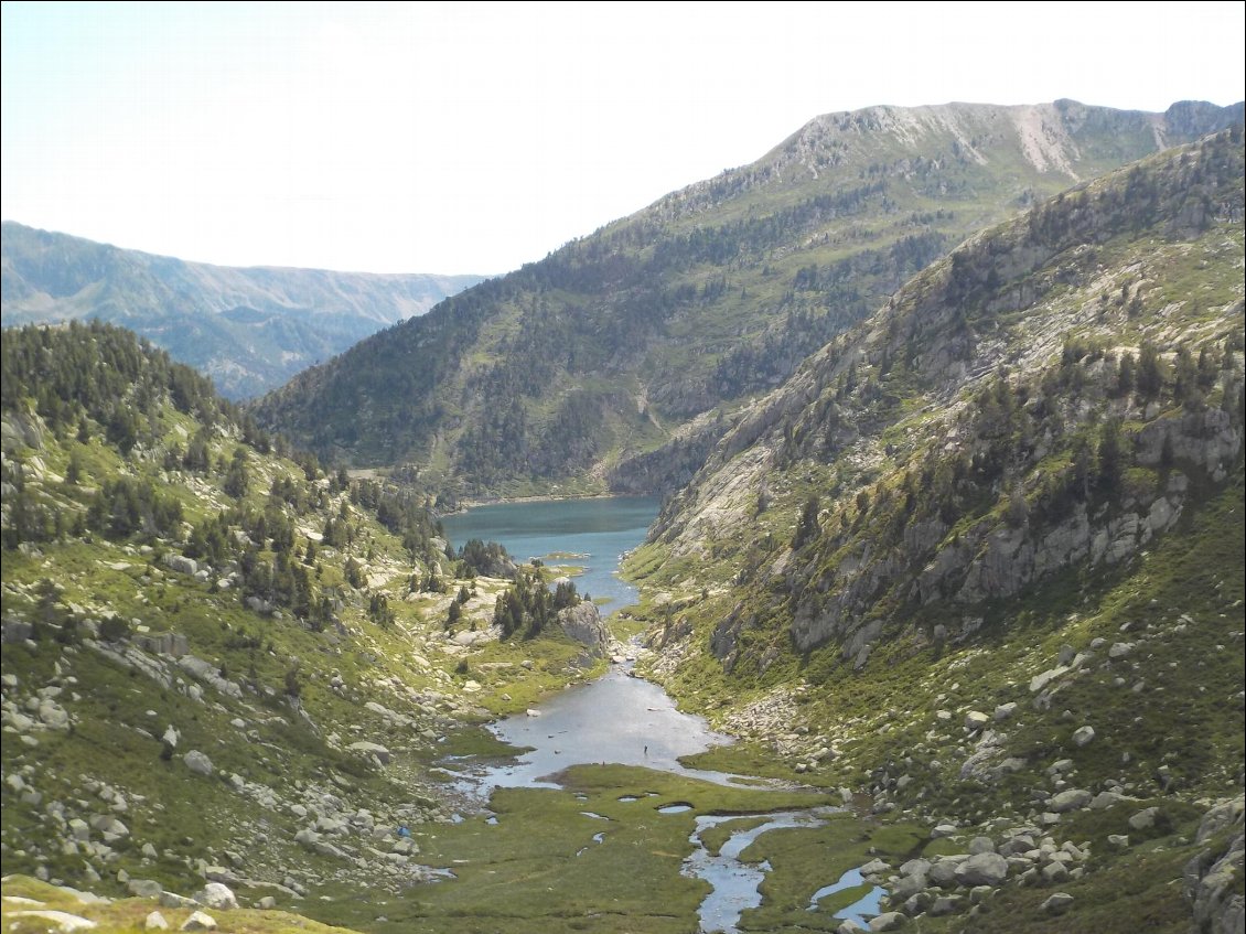 J18. Lac Romedo de Baix (2010m). On aperçoit dans le petit plan d’eau dédoublé un pêcheur et non loin de là sa tente : la belle vie !