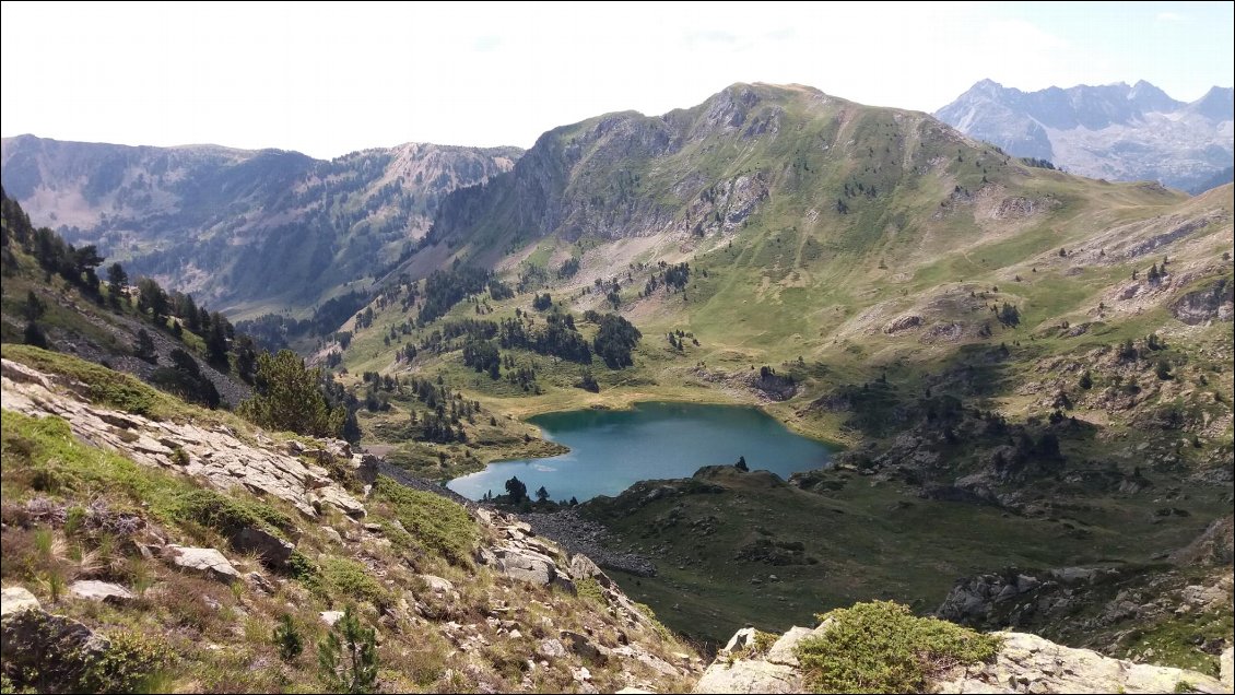 J22. Vue sur un laquet (2260m) lors de ma montée à un collet. Avant d’en arriver là il y avait de jolis paysages, mais j’ai tellement galéré pour trouver mon chemin dans les blocs et les rhodos que je n’ai pas sorti l’appareil photos :-(