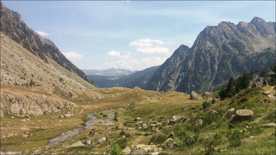 J24. Après 3-4h de routes et pistes pour quitter Salardu me voilà enfin dans les montagnes. Afin de gagner un temps précieux j’ai fait une petite entorse à la Haute Randonnée des Pyrénées (HRP) en empruntant un tronçon du GR11. Il s'agit de la Grande Randonnée côté espagnol, qui avec le GR10 son homologue côté français, sont deux autres itinéraires empruntés pour la traversée des Pyrénées.