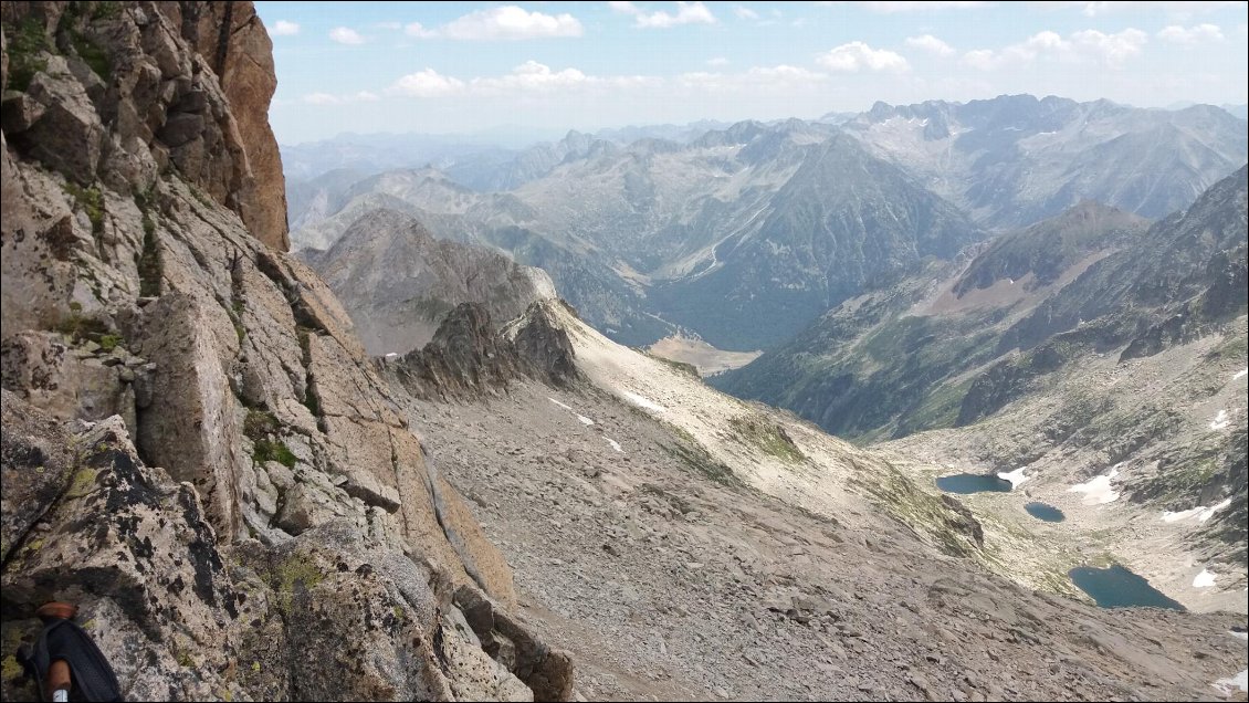 J25. Lorsque j’arrivai au col Mulleres à la fois impressionné et nostalgique des derniers moments passés en montagne je ne pus résister à l’envie de jouer les prolongations d'un déjeuner contemplatif sur cette arrête aérienne