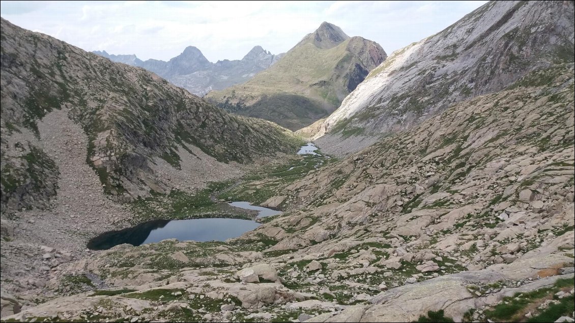 J25. La descente par la face ouest n’était pas en reste de surprises avec ses névés, ses lacs et ses zones pastorales contrastant avec la partie minérale observée quelques heures plus tôt.