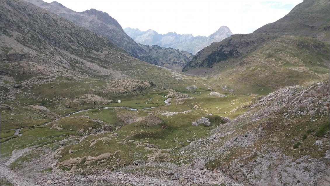 J25. Plan dels Aigualluts (ou Trou du Toro, 2040m). Revers de la médaille de tant de beauté, à partir d’ici le secteur est ultra fréquenté.