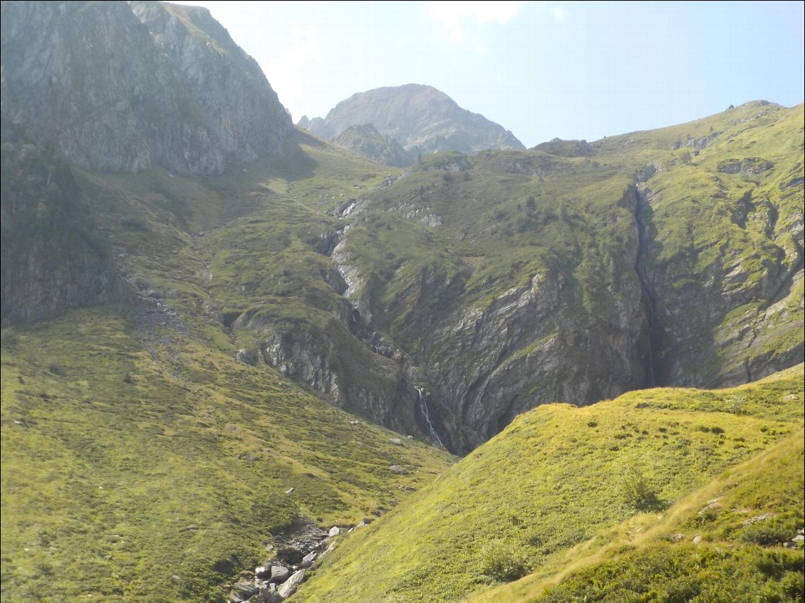 J26. Descente de Port Vénasque à Hospice de France. Le trajet du retour au départ de Bagnères-de-Luchon ne laissa guère de place à la mélancolie, car mon voyage fut perturbé au point que la SNCF m’indiqua plusieurs trains à prendre pour rebrousser chemin à Montpellier, où je fus pris en charge pour une (courte) nuitée dans un hôtel avant de rentrer à la maison le lendemain avec 14 heures de retard. Décidément cette traversée des Pyrénées aura pris des tournures d’aventure jusqu’au bout … Maintenant, la tête pleine de souvenirs, il me tarde d’enfiler à nouveau mon sac à dos et mes chaussures pour la poursuivre jusqu’à l’océan.