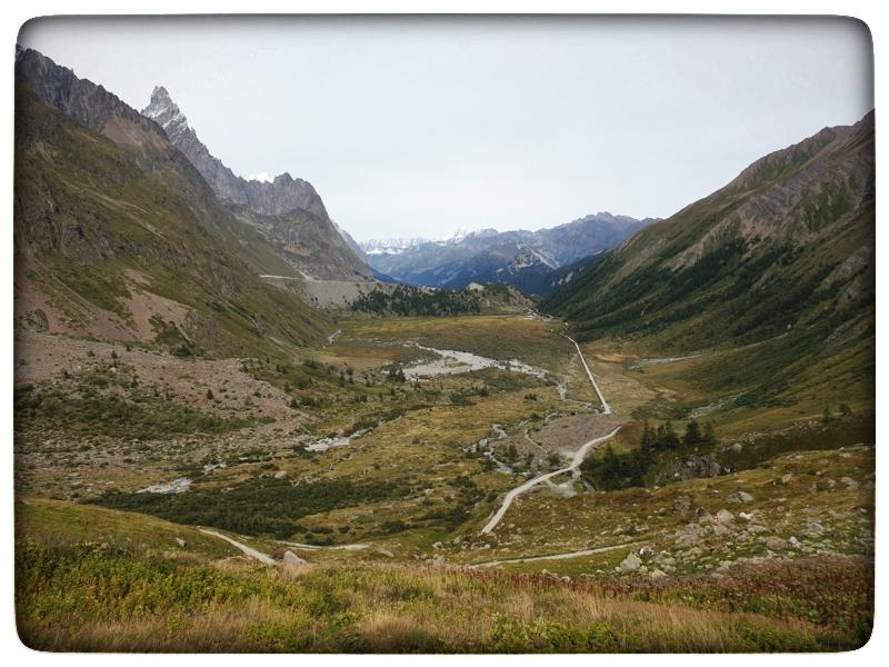 Vue depuis le refuge vers la zone marécageuse de Combal.
L'immense remblais de pierres qui barre la vallée au fond à gauche à été créé par le Glacier du Miage qui se trouve juste derrière.