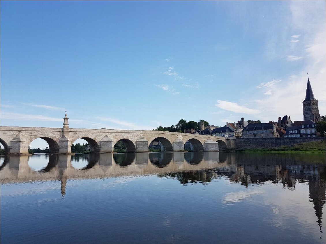 Traversée de La Charité sur Loire au petit matin