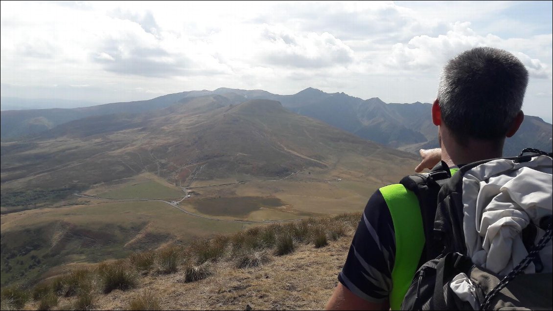 On redescend du Puy de l'Angle vers le col de la Croix Saint Robert. On voit un peu sur la droite le ravitaillement des Trails du Sancy qui avait lieu ce weekend là (et avec lesquels on a cohabité pacifiquement). 