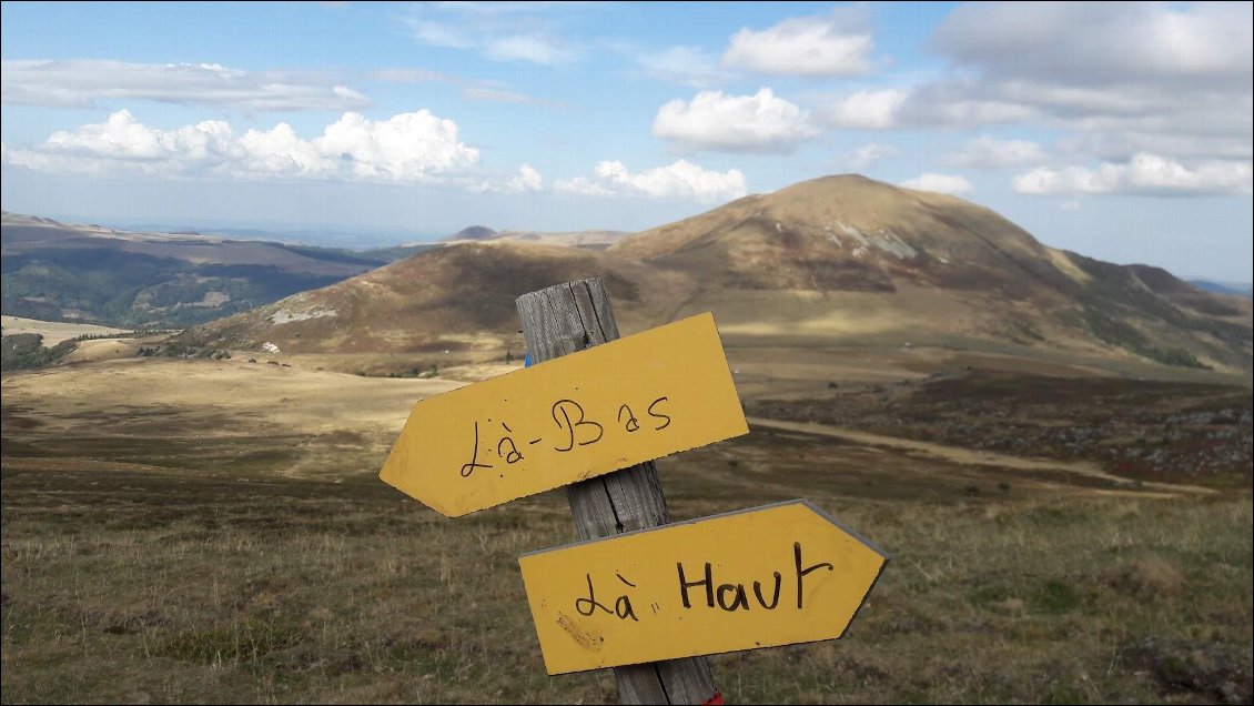 Après une halte au col de la Croix St Robert on repart. A ce moment là le plan était encore de continuer à enchaîner les sommet et d'aller jusqu'à la vallée de Chaudefour. 