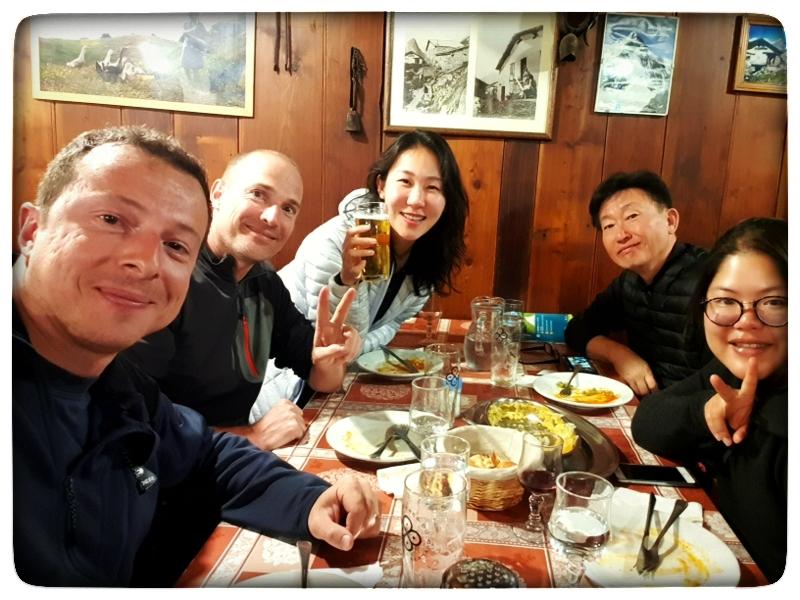 Joan nous a enfin rejoint !
Au fond à droite Sejong Lee, compatriote de Kim.
Devant à droite, une Indonésienne qui fait le TMB dans l'autre sens.