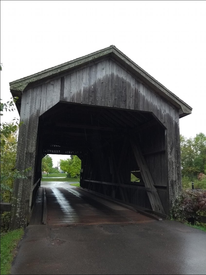 Un vieux pont couvert a magnetic hill