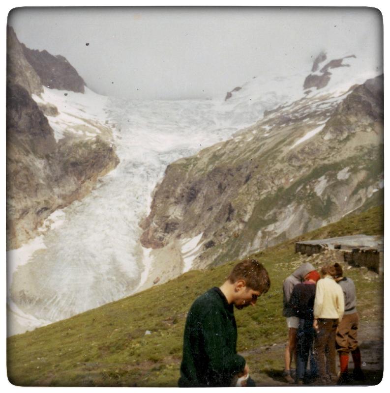 Mon papa avec en fond le Glacier de Pré de Bar en 1976....