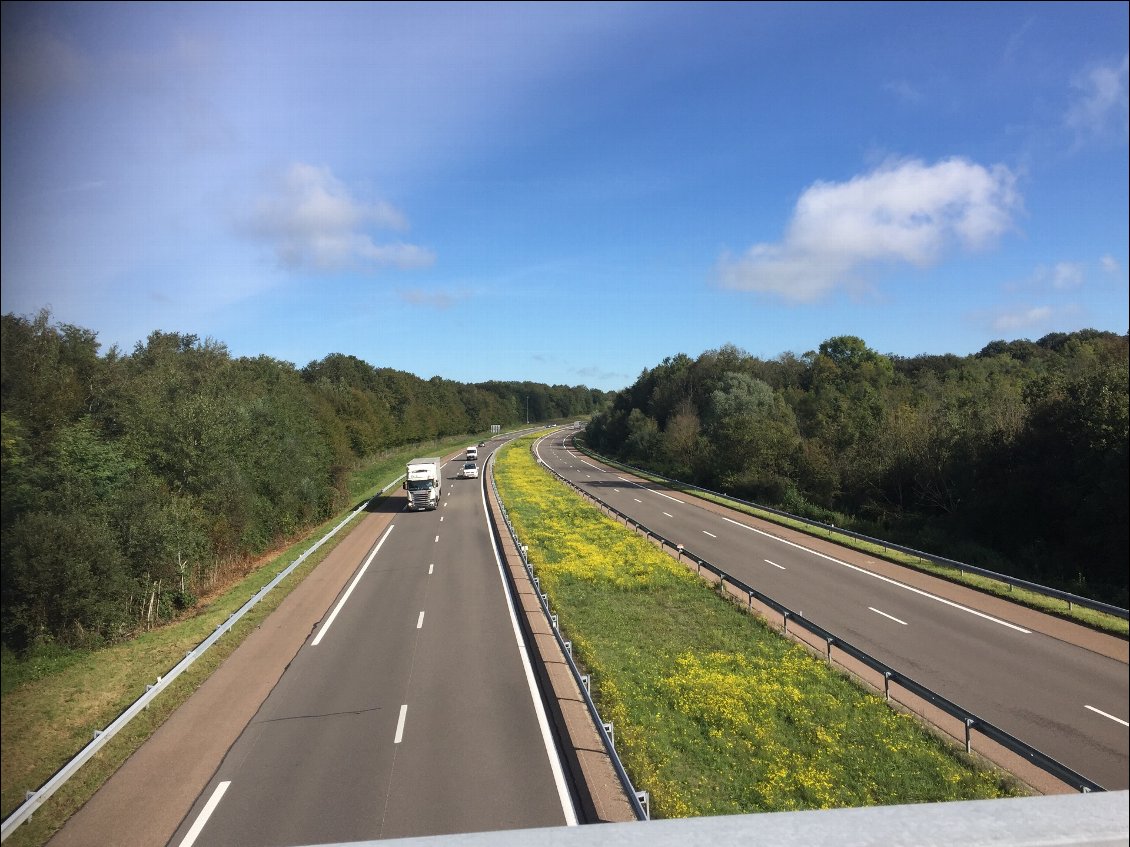 Quel contraste entre le toujours plus vite et plus sur l’autoroute et la sérénité du voyage a velo