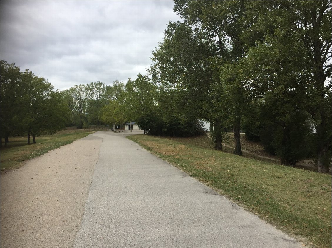 Une piste cyclable très large pour moi seul