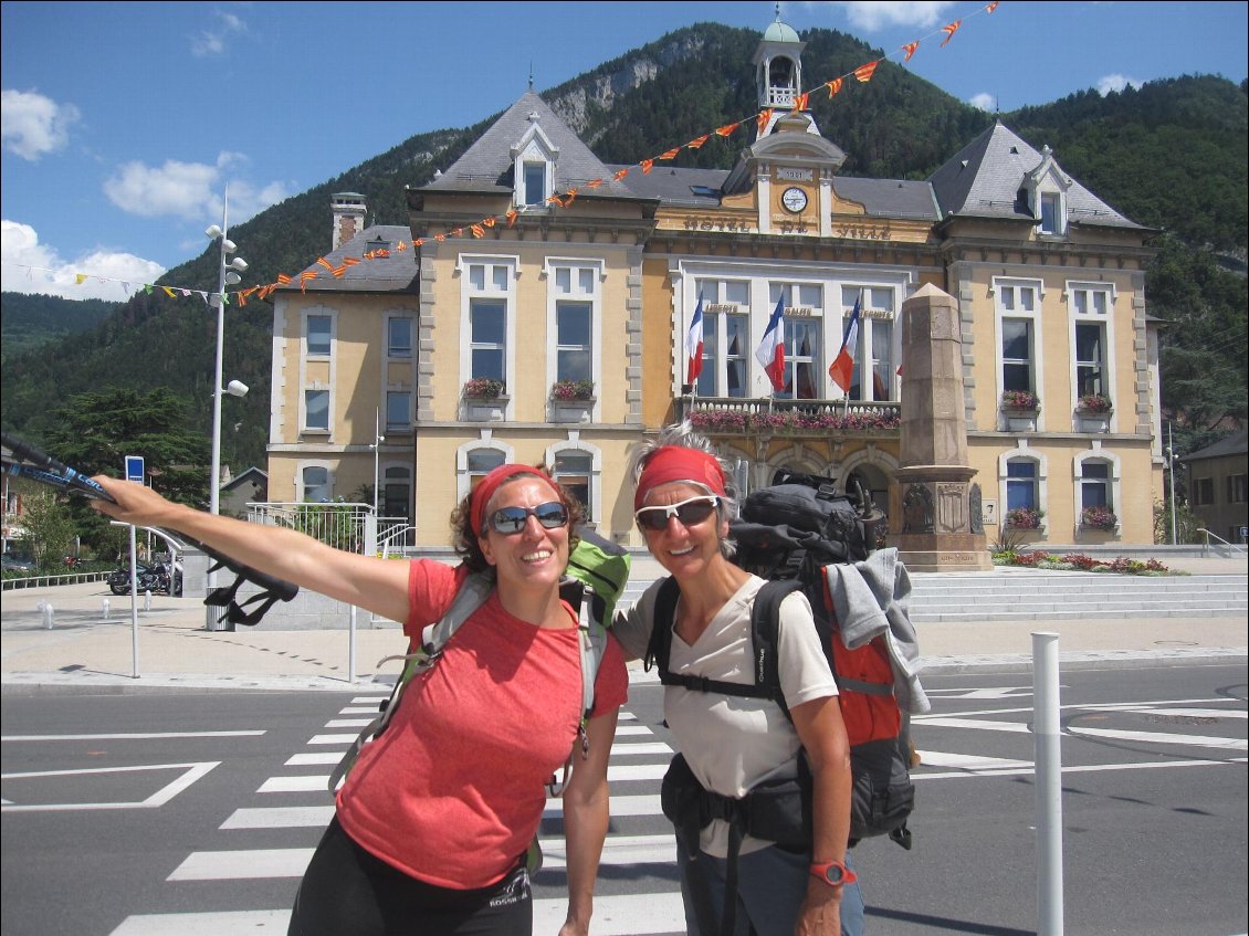 Traversée de Cluses. Plus qu'une voiture pour rentrer chez nous!!!