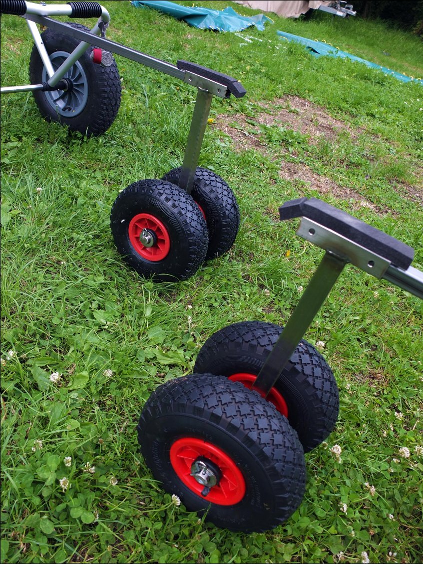 Les roues ne sont pas directionnelles et un système de roues jockey aurait été trop lourd et trop volumineux.