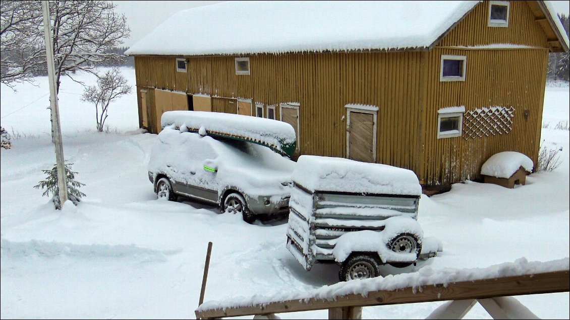 C'est notre premier hiver en Scandinavie et nous sommes comme deux touristes qui s’émerveillent qu'il fasse si froid et qu'il y ait autant de neige. Notre remorque est remplie d'affaires qui n'ont rien à voir avec un voyage en canoë.