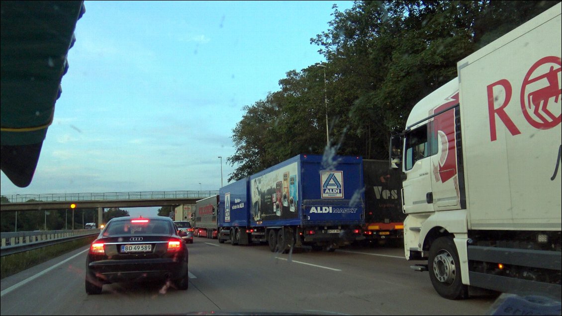 Un embouteillage monstre sur l’autoroute en Allemagne permet de constater le nombre invraisemblable de camions qui sont au point mort durant des dizaines de kilomètres, sur deux files... Aucun sentiment écologiste ne résiste à tant d’évidence.
