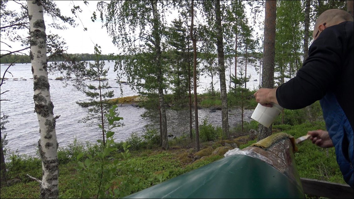 Je pose les renforts kevlar sur le canoë d’Amélie et l'avantage de partir à deux canoës, c'est de pouvoir emporter de la nourriture sans trop se poser de questions. Notre capacité totale de charge et telle, que nous avons sérieusement diversifié le choix de notre nourriture qui permet notre autonomie.