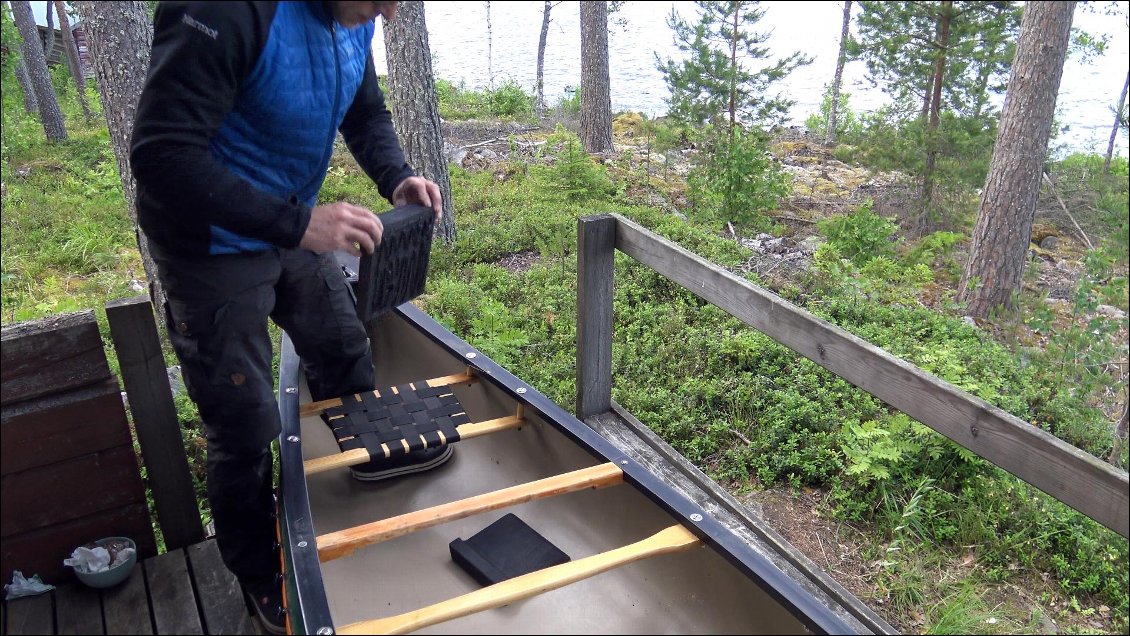 Je pose les cales de genoux dans son canoë même si nous imagions à ce moment que Amélie va utiliser son moteur électrique pour avancer.