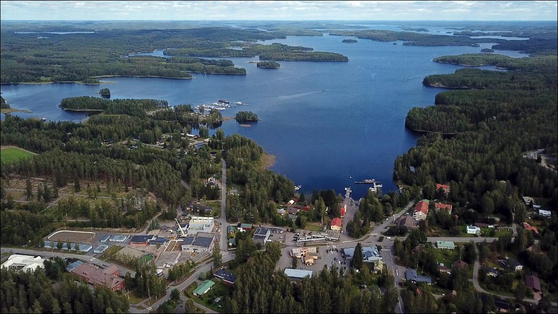 30 Juin, nous filons à Antolla distant de 70 km pour tenter de retrouver une guide touristique qui devrait pouvoir nous aider à stocker l’autre moitié de notre nourriture.