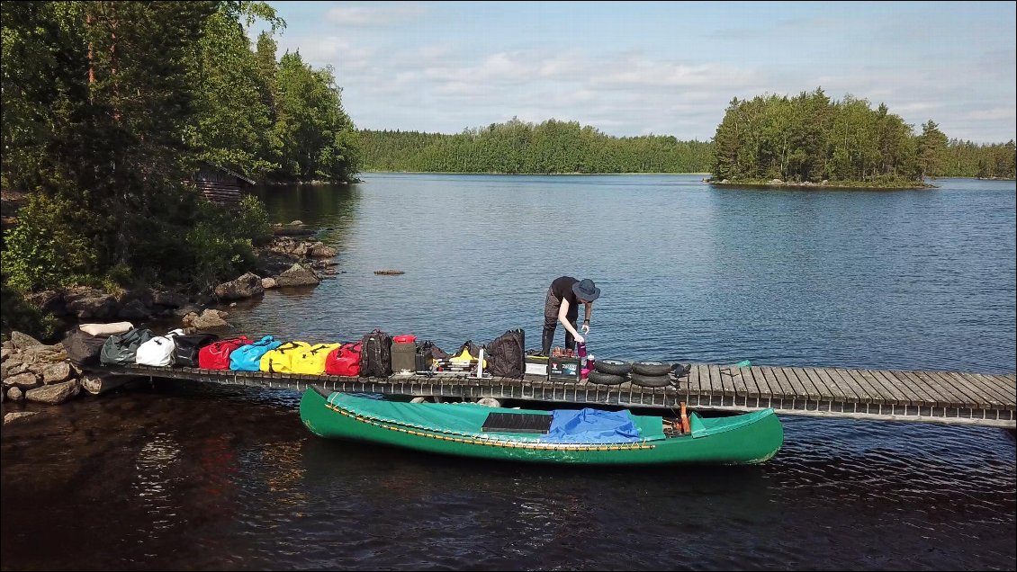 J'observe la manière dont tu prends en main ton indépendance, j'ai tellement cru que cela ne pouvait que nous éloigner.
Je ne savais plus comment continuer à justifier mon rôle de père, alors ce voyage à deux canoës, c'est vraiment la meilleure manière de te faire découvrir tes propres capacités, en te laissant admettre que ton besoin de moi existe encore.