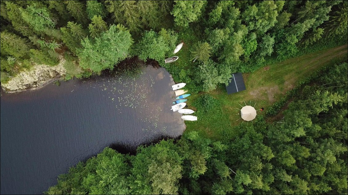Apres 7 heures de navigation contre un vent tenace, la terminaison d'un chemin qui sert à mettre les barques à l'eau conviens parfaitement à notre manière de vagabonder. Nous sommes exténués d'avoir renoué avec cette manière de vivre.