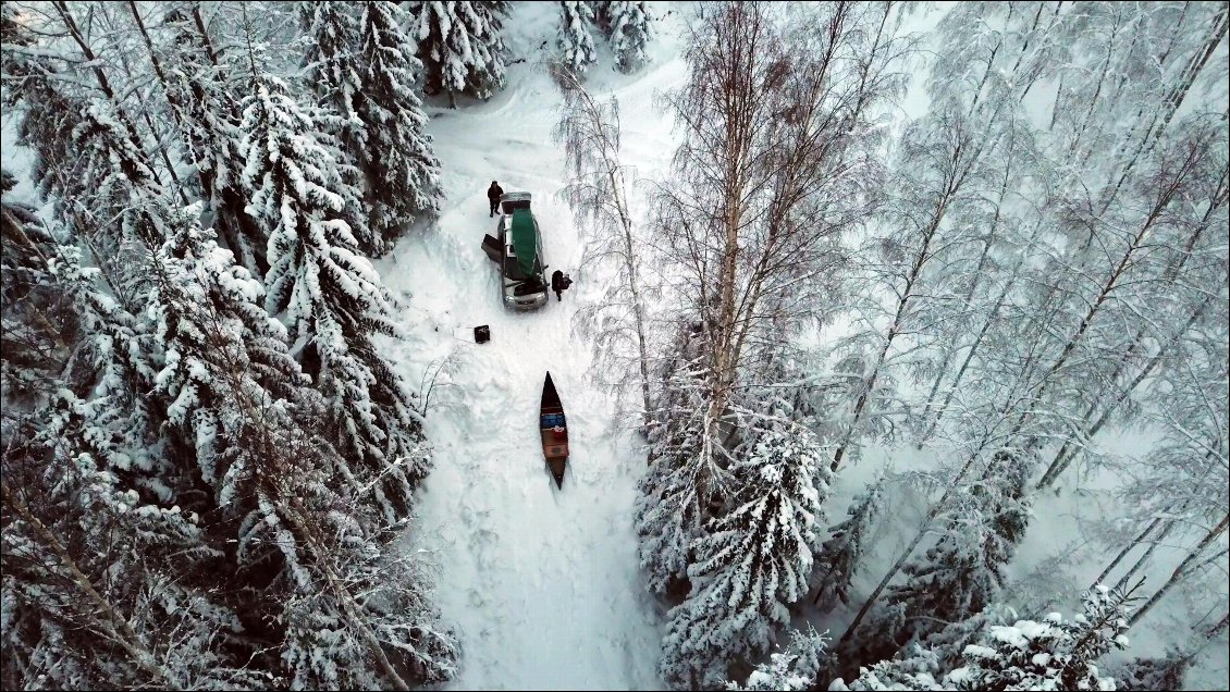 En cette saison il fait nuit très tôt et les 500 derniers mètres jusqu'à la cabane ne sont pas déneigés, il faut mettre nos affaires dans le canoë et le tirer.