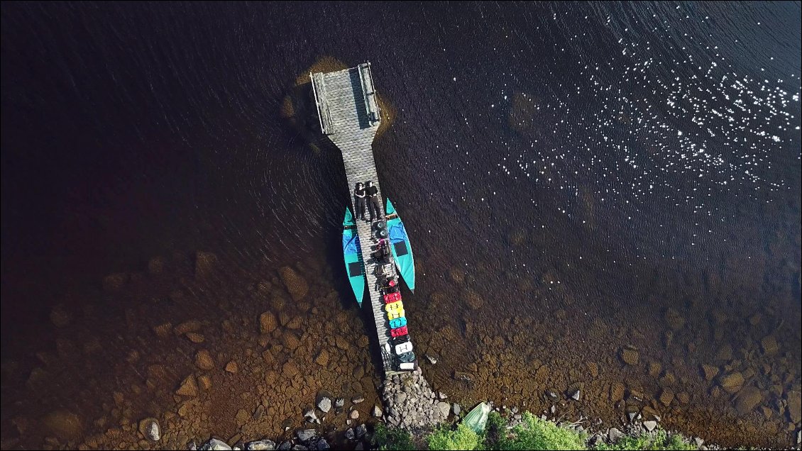 Tout ce que nous emportons est aligné sur le ponton. Rien ne sert de croire que c'est l'aventure, c'est juste la vie qui prends une tournure plus appréciable.
Peu importe le poids total, c'est trop rébarbatif de devoir toujours compter.
L'essentiel est de ne pas voyager avec la totalité du poids de la nourriture, prévue pour plus de trois mois, surtout que nous allons entamer le voyage par une série de portages.
