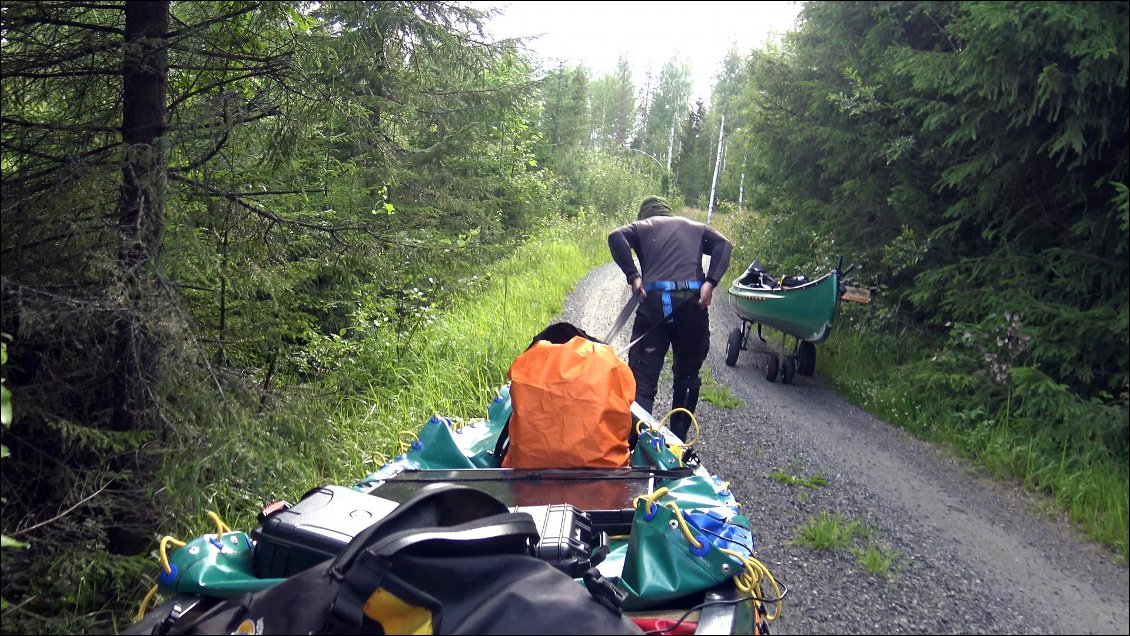 Nous entamons un portage de 5 kilomètres, c'est donc l’inauguration des chariots.